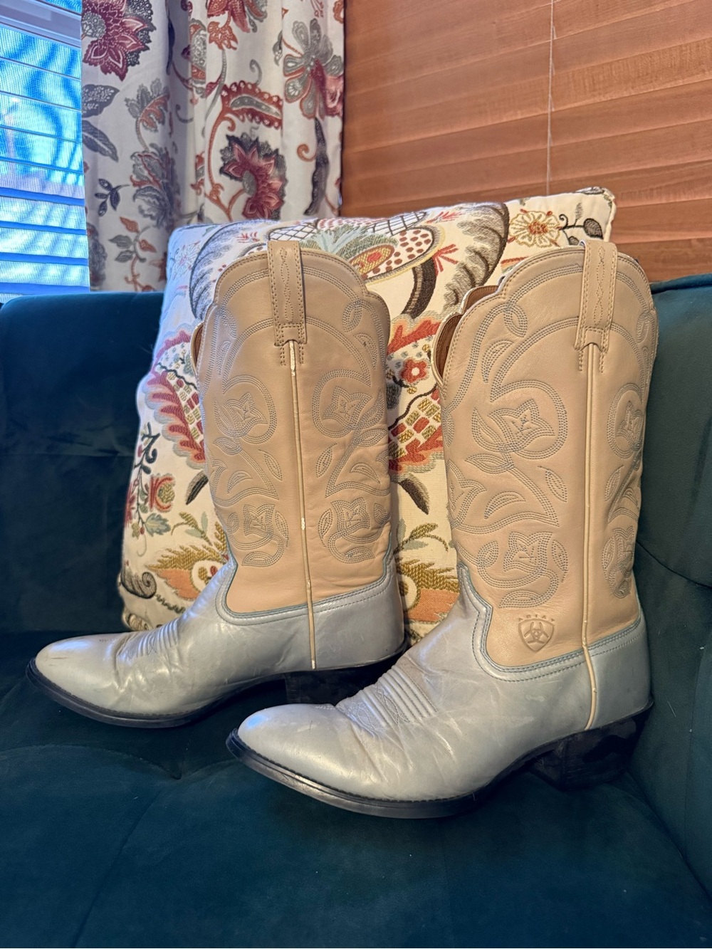 Vintage Ariat cowboy boots
